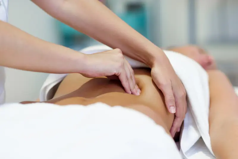 Drainage lymphatique de l’abdomen avec des gestes lents des deux mains